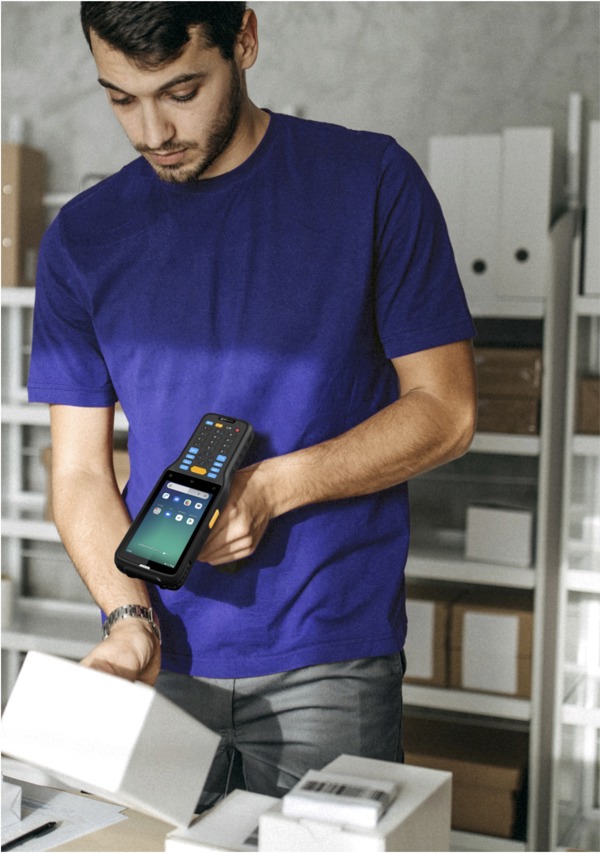 Magazijnmedewerker scant dozen met een handheld terminal met toetsenbord en touchscreen