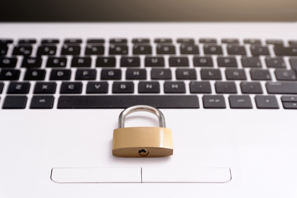 Gesloten hangslot op het touchpad van een witte laptop
