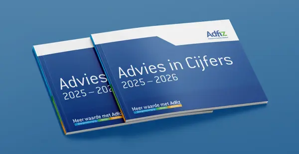 Twee exemplaren van de Adfiz-publicatie "Advies in Cijfers 2025-2026" op een blauwe achtergrond